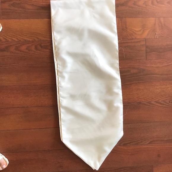 Two ivory table runners - Picture 1 of 1